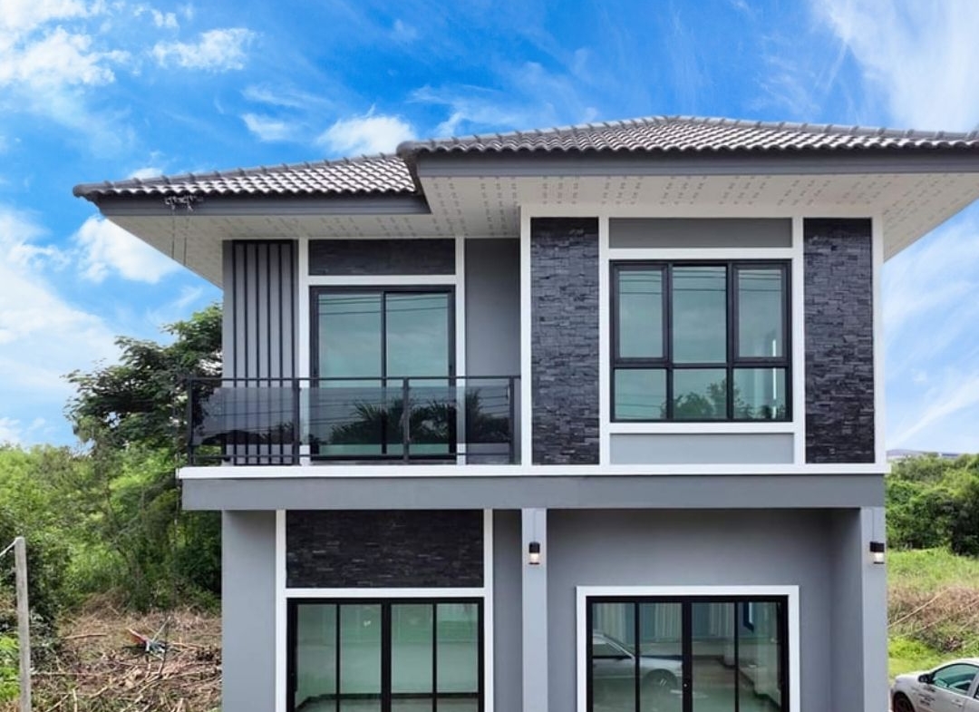 แบบบ้าน SK-45: บ้านสองชั้นสไตล์โมเดิร์น-ทรอปิคอล ผสมผสานความสวยงามและการใช้งานที่ลงตัว แบบบ้าน SK-45 โดดเด่นด้วยการออกแบบในสไตล์ โมเดิร์น-ทรอปิคอล (Modern-Tropical) ที่ผสมผสานความทันสมัยเข้ากับการออกแบบเพื่อรับกับสภาพภูมิอากาศเมืองร้อนของไทย บ้านหลังนี้เหมาะสำหรับครอบครัวที่ต้องการบ้านที่โปร่งสบาย เน้นการใช้พื้นที่อย่างคุ้มค่า พร้อมเพิ่มพื้นที่พักผ่อนทั้งภายในและภายนอกบ้าน