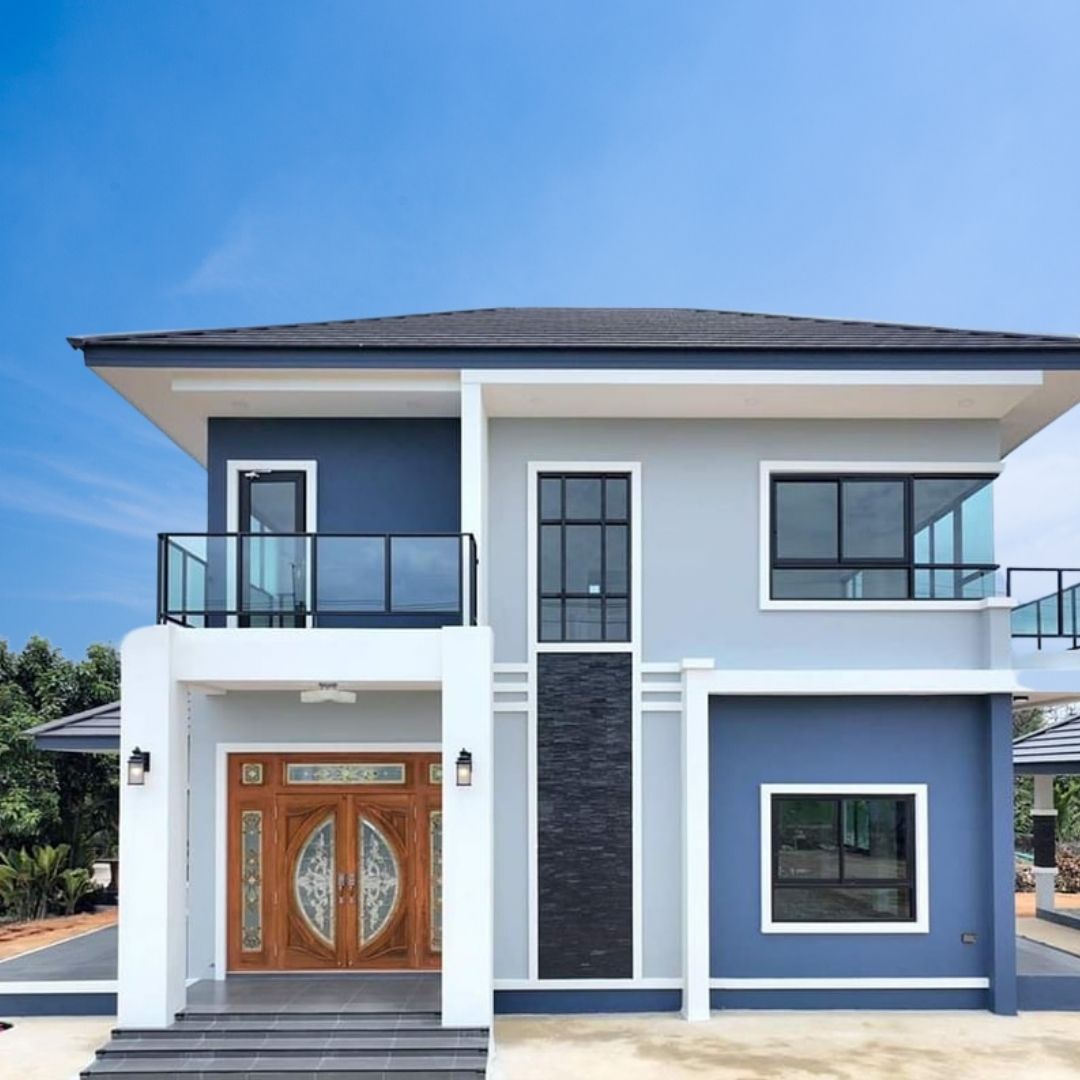 แบบบ้าน SK-39 เป็นบ้านสองชั้นสไตล์ โมเดิร์น-ลักซ์ชัวรี (Modern-Luxury) ที่โดดเด่นด้วยดีไซน์ทันสมัย พร้อมเน้นความหรูหราเพื่อสร้างความประทับใจตั้งแต่แรกเห็น เหมาะสำหรับครอบครัวขนาดใหญ่ที่ต้องการพื้นที่ใช้สอยที่ลงตัวและตอบโจทย์ไลฟ์สไตล์อย่างมีระดับ