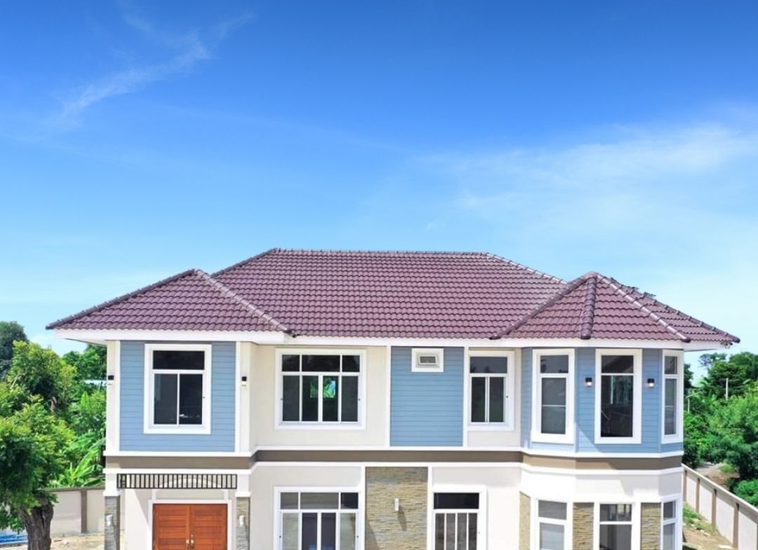 แบบบ้าน SK-43: บ้านสองชั้นสไตล์คลาสสิก-ร่วมสมัย สร้างบ้านในฝันเพื่อครอบครัวคุณ แบบบ้าน SK-43 โดดเด่นด้วยการออกแบบที่ผสมผสานระหว่าง ความหรูหราแบบคลาสสิก และ ความร่วมสมัยแบบโมเดิร์น (Classic-Contemporary) ตัวบ้านขนาดใหญ่ พร้อมพื้นที่ใช้สอยที่จัดวางอย่างลงตัว เหมาะสำหรับครอบครัวขนาดกลางถึงใหญ่ที่ต้องการบ้านที่ทั้งสวยงาม ทันสมัย และใช้งานได้จริง