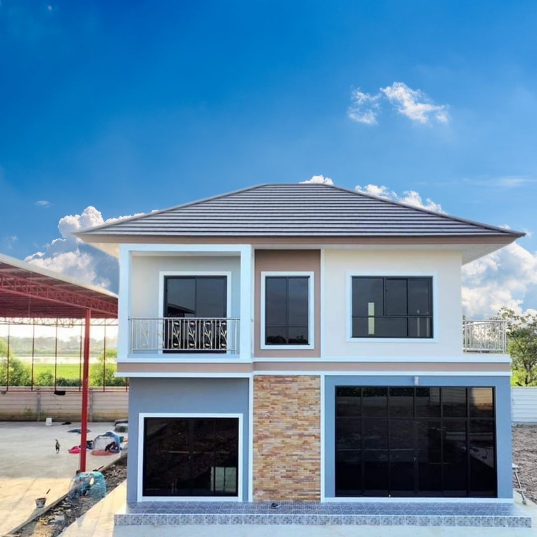 รายละเอียดแบบบ้าน SK-41 แบบบ้าน SK-41 เป็นบ้านสองชั้นที่ผสมผสานความทันสมัยและความอบอุ่นในสไตล์ โมเดิร์น-คอนเทมโพรารี (Modern-Contemporary) ออกแบบเพื่อตอบสนองครอบครัวขนาดกลางที่ต้องการพื้นที่ใช้สอยที่สมดุล พร้อมบรรยากาศการอยู่อาศัยที่สะดวกสบายและเรียบหรู
